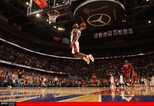 年度连斩55球！姆巴佩冲击C罗纪录，奋力创皇马历史新篇章（一年轰入55球！姆巴佩追击C罗纪录，力创皇马新纪元）