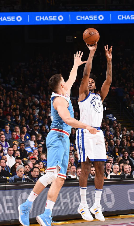 塞尔塔社媒玩梗曼联：五连胜在手，做我们的剪头哥就可以理发了（塞尔塔社媒调侃曼联：拿下五连胜，当我们的“剪头哥”就能理发）