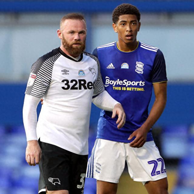 特维斯率塔列雷斯对阵博卡，赛后收到博卡赠送的纪念球衣（特维斯率领塔列雷斯迎战博卡，赛后获赠博卡纪念球衣）