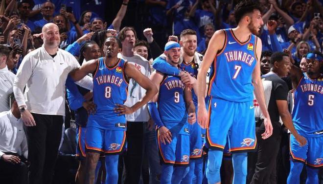 阿莫林愤怒得改变了自己的作风。（怒火驱使，阿莫林改弦更张）