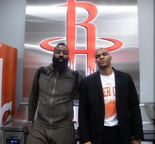 皇马11月最佳球员候选：姆巴佩领衔，维尼修斯、居莱尔在列（皇马公布11月最佳候选：姆巴佩领跑，维尼修斯与居莱尔入选）